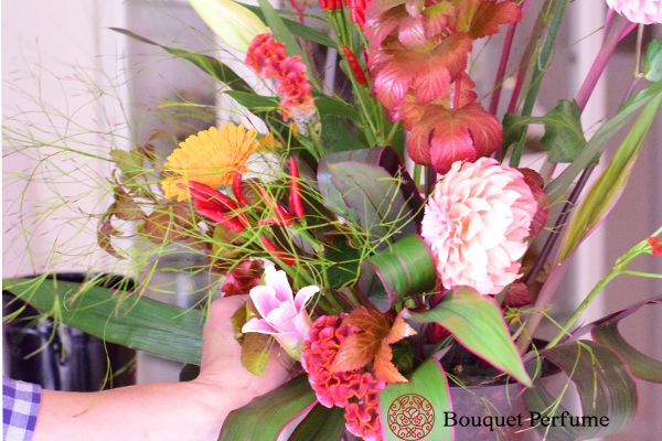 フラワーアレンジメント 生け花 フラワーアレンジメントと生け花の生け方 作り方 花器の選び方の近いとは フラワーアレンジメント教室 横浜