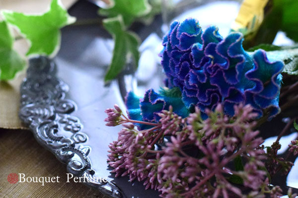 花 青 青く染めたケイトウを上手に使い初秋の幻想的なフラワーアレンジメントを作る