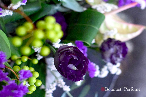 花 黒 トルコキキョウ アーバンｗバーボンは濃い紫色のシックな色の花