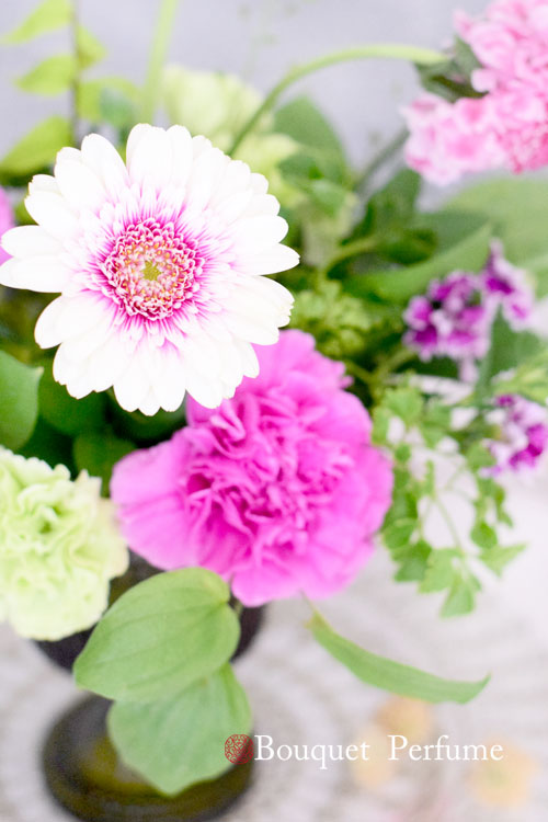 お花 ピンク 夏に人気のピンク色のお花 クルクマ パイナップルリリー セルリアなど３種類の花とは フラワーアレンジメント教室 横浜
