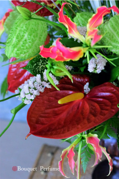 アンスリウム 赤 ショータイムという深紅のアンスリウム 魅力と花言葉 アレンジメントの使い方など フラワーアレンジメント教室 横浜