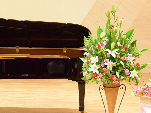 発表会 花 舞台ステージのスタンド花を横浜の音楽教室様からご注文頂きました フラワーアレンジメント教室 横浜
