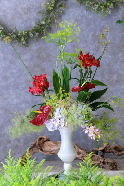 縦長の花瓶の花