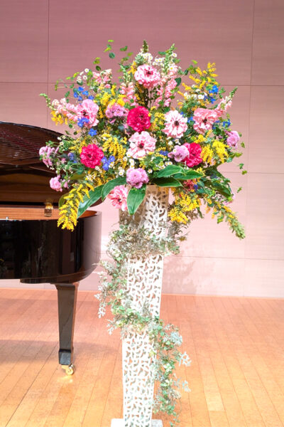 スタンド花　横浜　春　ミモザ、ラナンキュラス